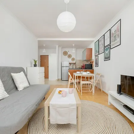 Beautiful & Bright Walowa With Balcony By Renters