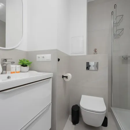 Beautiful & Bright Walowa With Balcony By Renters