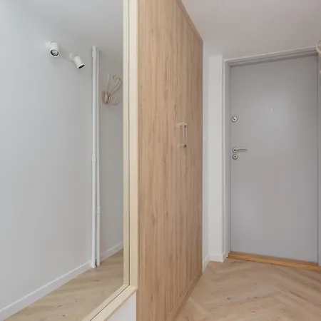 Beautiful & Bright Walowa With Balcony By Renters Apartment