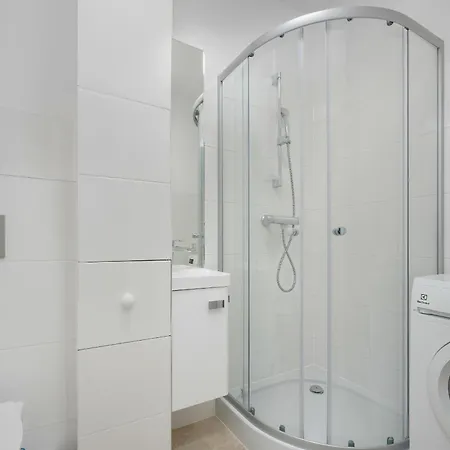 Beautiful & Bright Walowa With Balcony By Renters Apartment